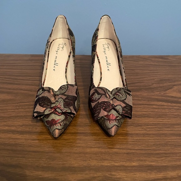 NWT Bettye by Bettye Muller Affair Crimson Brown Fabric Heels - Picture 2 of 8